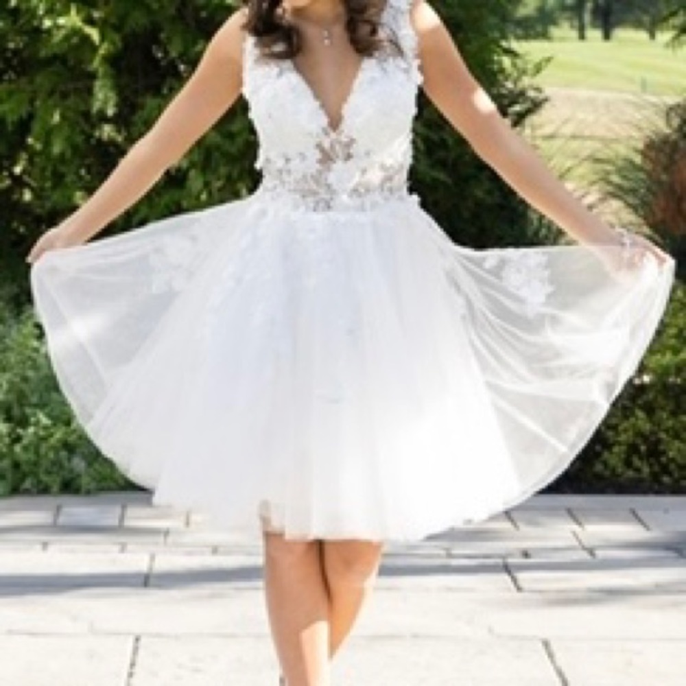 Jovani dress white size 00 straps altered to be raised slightly. Worn once